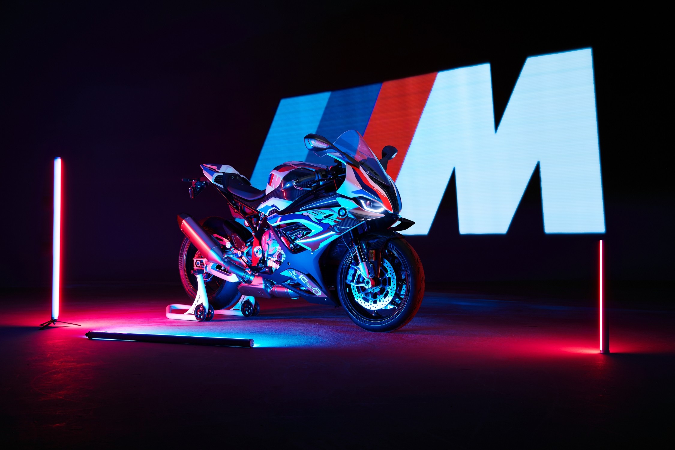 BMW M 1000 RR 50 YEARS M RACING LIKE NO OTHER — С УНИКАЛЬНОЙ ДНК СЕРИИ M - BMW  Автодом